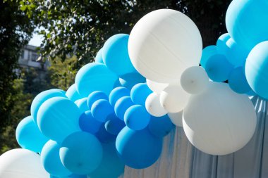 Hava balonları arka plan, helyum balonları, mutlu Doğum günü, sürpriz tatil, dekorasyon için büyük demet. Mavi ve beyaz hava balon farklı boyutlarda gökyüzü arka plan üzerinde Festival arka plan.