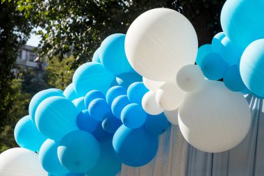 Hava balonları arka plan, helyum balonları, mutlu Doğum günü, sürpriz tatil, dekorasyon için büyük demet. Mavi ve beyaz hava balon farklı boyutlarda gökyüzü arka plan üzerinde Festival arka plan.