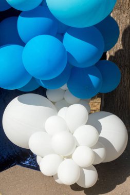 Hava balonları arka plan, helyum balonları, mutlu Doğum günü, sürpriz tatil, dekorasyon için büyük demet. Mavi ve beyaz hava balon farklı boyutlarda gökyüzü arka plan üzerinde Festival arka plan.