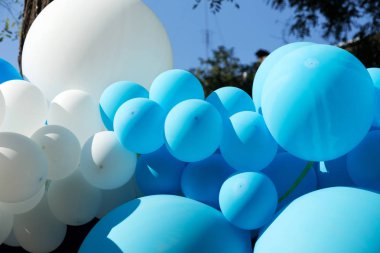 Hava balonları arka plan, helyum balonları, mutlu Doğum günü, sürpriz tatil, dekorasyon için büyük demet. Mavi ve beyaz hava balon farklı boyutlarda gökyüzü arka plan üzerinde Festival arka plan.
