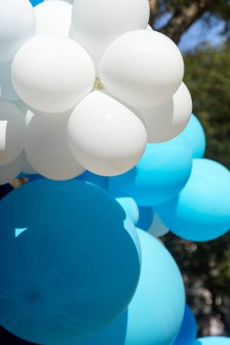 Hava balonları arka plan, helyum balonları, mutlu Doğum günü, sürpriz tatil, dekorasyon için büyük demet. Mavi ve beyaz hava balon farklı boyutlarda gökyüzü arka plan üzerinde Festival arka plan.