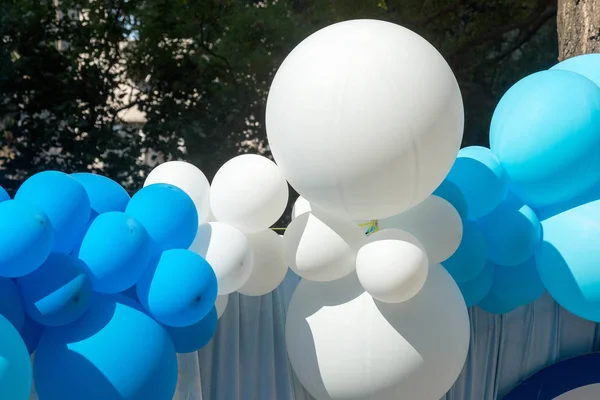 Hava balonları arka plan, helyum balonları, mutlu Doğum günü, sürpriz tatil, dekorasyon için büyük demet. Mavi ve beyaz hava balon farklı boyutlarda gökyüzü arka plan üzerinde Festival arka plan.