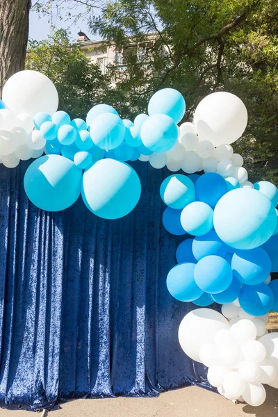 空气气球背景 大堆氦气球 生日快乐 惊喜度假 天空背景下不同大小的蓝白气球的喜庆背景 — 图库照片