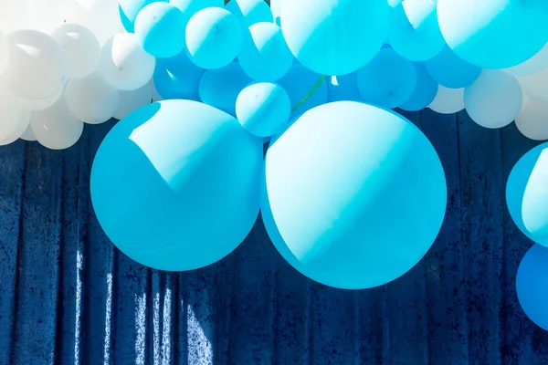 Hava balonları arka plan, helyum balonları, mutlu Doğum günü, sürpriz tatil, dekorasyon için büyük demet. Mavi ve beyaz hava balon farklı boyutlarda gökyüzü arka plan üzerinde Festival arka plan.