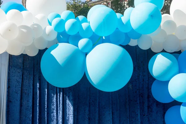 Hava balonları arka plan, helyum balonları, mutlu Doğum günü, sürpriz tatil, dekorasyon için büyük demet. Mavi ve beyaz hava balon farklı boyutlarda gökyüzü arka plan üzerinde Festival arka plan.