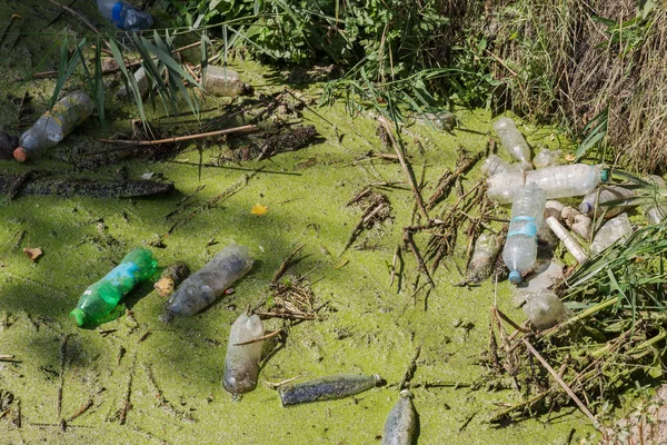 Verschüttete Müll Kleinem Fluss Leere Gebrauchte Plastikflaschen Schwimmen Kanalwasser Umweltverschmutzung — Stockfoto