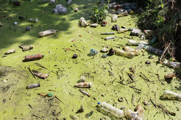 Derramou Lixo Pequeno Rio Vazio Usado Garrafas Plástico Sujo Flutuar — Fotografia de Stock