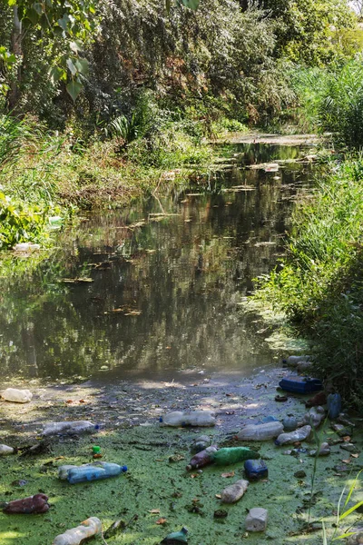 Küçük Nehri'ne dökülen çöp. Boş kanal su kirli plastik şişeler şamandıra kullanılır. Evin diğer çöplerini attığınız çevre kirliliği. Ekolojik sorun. Çeşitli çöp ile kontamine Nehri