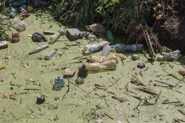 Küçük Nehri'ne dökülen çöp. Boş kanal su kirli plastik şişeler şamandıra kullanılır. Evin diğer çöplerini attığınız çevre kirliliği. Ekolojik sorun. Çeşitli çöp ile kontamine Nehri
