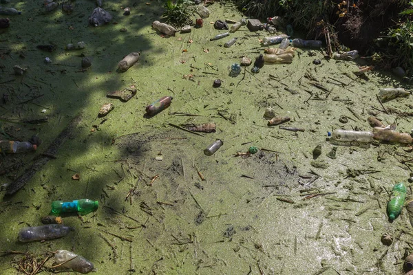 Küçük Nehri'ne dökülen çöp. Boş kanal su kirli plastik şişeler şamandıra kullanılır. Evin diğer çöplerini attığınız çevre kirliliği. Ekolojik sorun. Çeşitli çöp ile kontamine Nehri