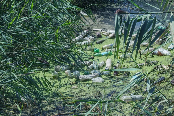 Derramou Lixo Pequeno Rio Vazio Usado Garrafas Plástico Sujo Flutuar — Fotografia de Stock