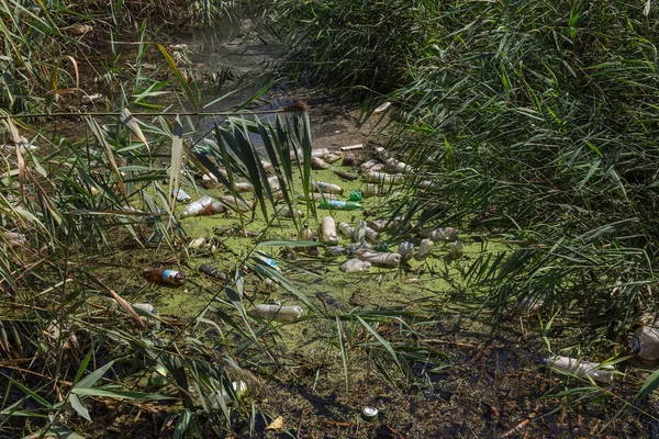 Derramó Basura Pequeño Río Vacío Utiliza Botellas Plástico Sucio Flotan —  Fotos de Stock