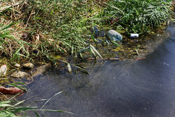 Derramó Basura Pequeño Río Vacío Utiliza Botellas Plástico Sucio Flotan —  Fotos de Stock