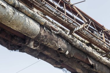 Cross'taki ısı boruları. İletken şehir Isıtma için ısı zemin, boru hattı yukarıda. Şehir Hava overground konut şehir çeyreğinde metal ısı yalıtımı ana Isıtma. Açık döşeme elektrik direkleri