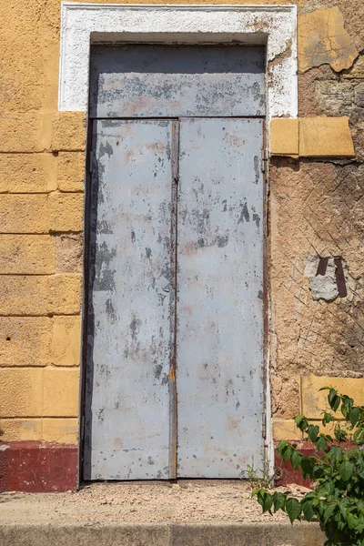 Παλιά Ξύλινη Πόρτα Στη Φτωχή Συνοικία Αρχαία Vintage Ξύλινα Έναν — Φωτογραφία Αρχείου