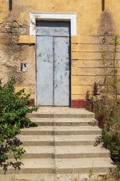 Старая Деревянная Дверь Бедном Квартале Древний Старинный Деревянный Старой Стене — стоковое фото