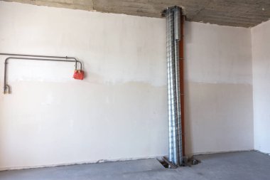 Bir apartman dairesinde yeni bir ev inşası. Yeni ev, kanalizasyon boruları ve yeni bir modern ev inşaatı altında boş daireye havalandırma sistemi boru hatları