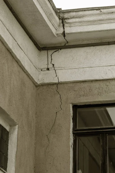 Duvar Grungy tekstürlü bir büyük çimento çimento, çimento büyük çatlak arka planı için. Asıl sorun, duvar crack sorunu inşaat onarım acele etmek ihtiyacı