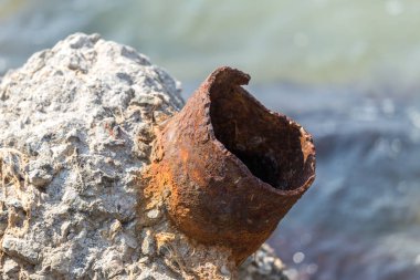 Kesilen, paslı boru sopa beton parçası dışında kapalı kırık bir parçası. Metal rust kırık bir yapıdır. Deniz-hatta paslı boru parçası. Karaya atılan binanın enkaz