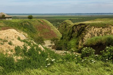 Heyelan bölgesi deniz kıyısında. Deniz kaya kabuğu taştan. Yağışlı sezon sırasında doğal afet bölgesi. Tepenin yamacında boyunca dünya fişinin geniş kitlelere evleri yok. Heyelan - yaşam için tehdit