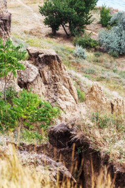 Karadeniz kıyısındaki heyelan bölgesi. Deniz taşı kabuğu. Yağmur mevsiminde doğal afetler bölgesi. Büyük toprak kütleleri tepenin yamacında kayıp evleri yok ediyor. Heyelan - yaşam tehdidi