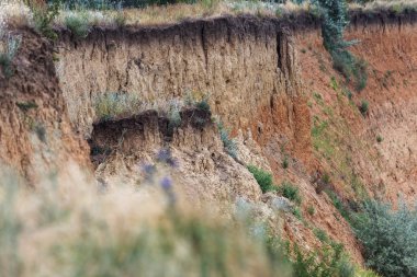 Karadeniz kıyısındaki heyelan bölgesi. Deniz taşı kabuğu. Yağmur mevsiminde doğal afetler bölgesi. Büyük toprak kütleleri tepenin yamacında kayıp evleri yok ediyor. Heyelan - yaşam tehdidi
