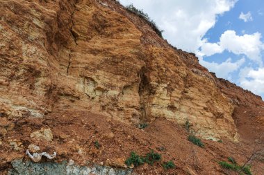 Karadeniz kıyısındaki heyelan bölgesi. Deniz taşı kabuğu. Yağmur mevsiminde doğal afetler bölgesi. Büyük toprak kütleleri tepenin yamacında kayıp evleri yok ediyor. Heyelan - yaşam tehdidi