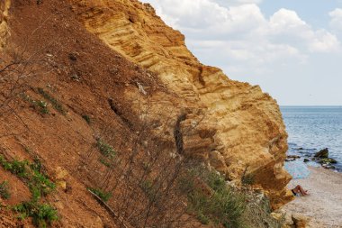 Karadeniz kıyısındaki heyelan bölgesi. Deniz taşı kabuğu. Yağmur mevsiminde doğal afetler bölgesi. Büyük toprak kütleleri tepenin yamacında kayıp evleri yok ediyor. Heyelan - yaşam tehdidi