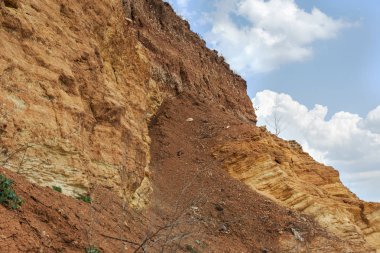 Karadeniz kıyısındaki heyelan bölgesi. Deniz taşı kabuğu. Yağmur mevsiminde doğal afetler bölgesi. Büyük toprak kütleleri tepenin yamacında kayıp evleri yok ediyor. Heyelan - yaşam tehdidi