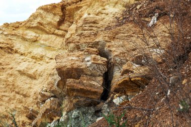 Karadeniz kıyısındaki heyelan bölgesi. Deniz taşı kabuğu. Yağmur mevsiminde doğal afetler bölgesi. Büyük toprak kütleleri tepenin yamacında kayıp evleri yok ediyor. Heyelan - yaşam tehdidi