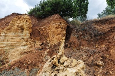 Karadeniz kıyısındaki heyelan bölgesi. Deniz taşı kabuğu. Yağmur mevsiminde doğal afetler bölgesi. Büyük toprak kütleleri tepenin yamacında kayıp evleri yok ediyor. Heyelan - yaşam tehdidi