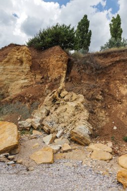 Karadeniz kıyısındaki heyelan bölgesi. Deniz taşı kabuğu. Yağmur mevsiminde doğal afetler bölgesi. Büyük toprak kütleleri tepenin yamacında kayıp evleri yok ediyor. Heyelan - yaşam tehdidi