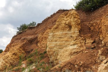 Karadeniz kıyısındaki heyelan bölgesi. Deniz taşı kabuğu. Yağmur mevsiminde doğal afetler bölgesi. Büyük toprak kütleleri tepenin yamacında kayıp evleri yok ediyor. Heyelan - yaşam tehdidi