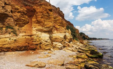 Karadeniz kıyısındaki heyelan bölgesi. Deniz taşı kabuğu. Yağmur mevsiminde doğal afetler bölgesi. Büyük toprak kütleleri tepenin yamacında kayıp evleri yok ediyor. Heyelan - yaşam tehdidi