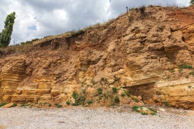 Karadeniz kıyısındaki heyelan bölgesi. Deniz taşı kabuğu. Yağmur mevsiminde doğal afetler bölgesi. Büyük toprak kütleleri tepenin yamacında kayıp evleri yok ediyor. Heyelan - yaşam tehdidi