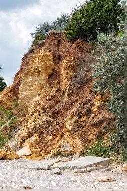 Karadeniz kıyısındaki heyelan bölgesi. Deniz taşı kabuğu. Yağmur mevsiminde doğal afetler bölgesi. Büyük toprak kütleleri tepenin yamacında kayıp evleri yok ediyor. Heyelan - yaşam tehdidi