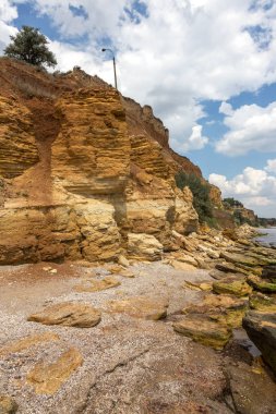 Karadeniz kıyısındaki heyelan bölgesi. Deniz taşı kabuğu. Yağmur mevsiminde doğal afetler bölgesi. Büyük toprak kütleleri tepenin yamacında kayıp evleri yok ediyor. Heyelan - yaşam tehdidi