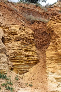 Karadeniz kıyısındaki heyelan bölgesi. Deniz taşı kabuğu. Yağmur mevsiminde doğal afetler bölgesi. Büyük toprak kütleleri tepenin yamacında kayıp evleri yok ediyor. Heyelan - yaşam tehdidi