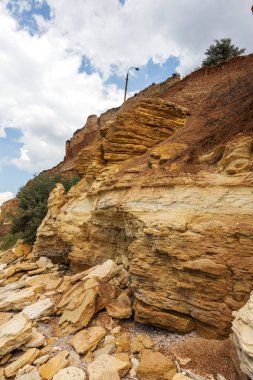 Karadeniz kıyısındaki heyelan bölgesi. Deniz taşı kabuğu. Yağmur mevsiminde doğal afetler bölgesi. Büyük toprak kütleleri tepenin yamacında kayıp evleri yok ediyor. Heyelan - yaşam tehdidi