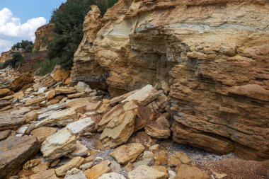 Karadeniz kıyısındaki heyelan bölgesi. Deniz taşı kabuğu. Yağmur mevsiminde doğal afetler bölgesi. Büyük toprak kütleleri tepenin yamacında kayıp evleri yok ediyor. Heyelan - yaşam tehdidi