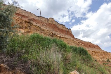 Karadeniz kıyısındaki heyelan bölgesi. Deniz taşı kabuğu. Yağmur mevsiminde doğal afetler bölgesi. Büyük toprak kütleleri tepenin yamacında kayıp evleri yok ediyor. Heyelan - yaşam tehdidi