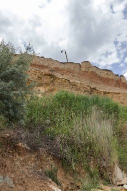 Karadeniz kıyısındaki heyelan bölgesi. Deniz taşı kabuğu. Yağmur mevsiminde doğal afetler bölgesi. Büyük toprak kütleleri tepenin yamacında kayıp evleri yok ediyor. Heyelan - yaşam tehdidi