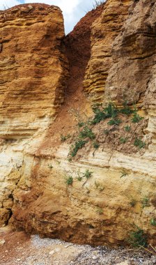 Karadeniz kıyısındaki heyelan bölgesi. Deniz taşı kabuğu. Yağmur mevsiminde doğal afetler bölgesi. Büyük toprak kütleleri tepenin yamacında kayıp evleri yok ediyor. Heyelan - yaşam tehdidi