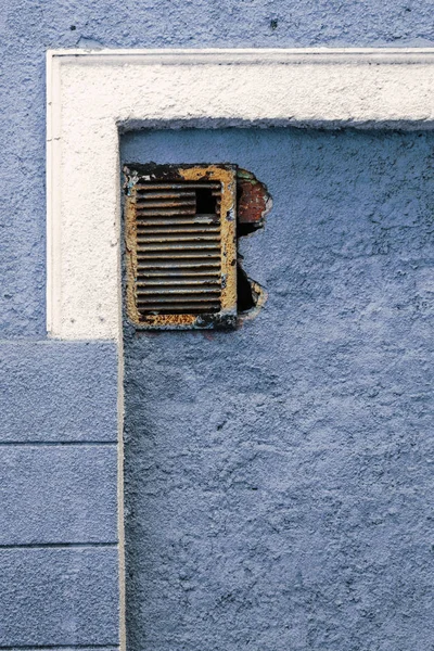 Old Metal Cooling Grill Textured Building Wall Colorful Stains Layers — Stock Photo, Image