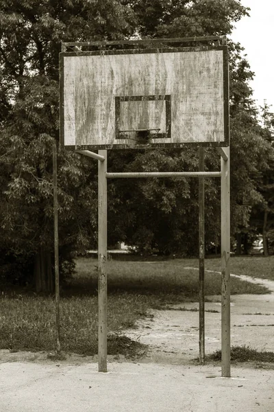 Altes Hölzernes Basketballschild Auf Dem Städtischen Sportplatz Ein Verblichener Schäbiger — Stockfoto