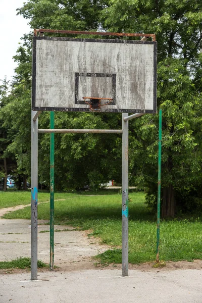 스포츠 분야에 방패와 재생을 바구니의 반지에서 농구에 어두운된 초라한 — 스톡 사진