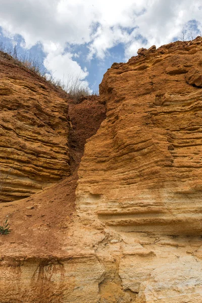 Karadeniz kıyısındaki heyelan bölgesi. Deniz taşı kabuğu. Yağmur mevsiminde doğal afetler bölgesi. Büyük toprak kütleleri tepenin yamacında kayıp evleri yok ediyor. Heyelan - yaşam tehdidi