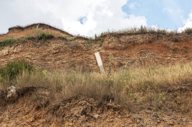 Karadeniz kıyısındaki heyelan bölgesi. Deniz taşı kabuğu. Yağmur mevsiminde doğal afetler bölgesi. Büyük toprak kütleleri tepenin yamacında kayıp evleri yok ediyor. Heyelan - yaşam tehdidi