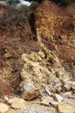 Karadeniz kıyısındaki heyelan bölgesi. Deniz taşı kabuğu. Yağmur mevsiminde doğal afetler bölgesi. Büyük toprak kütleleri tepenin yamacında kayıp evleri yok ediyor. Heyelan - yaşam tehdidi