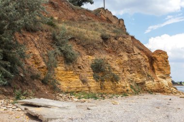 Karadeniz kıyısındaki heyelan bölgesi. Deniz taşı kabuğu. Yağmur mevsiminde doğal afetler bölgesi. Büyük toprak kütleleri tepenin yamacında kayıp evleri yok ediyor. Heyelan - yaşam tehdidi